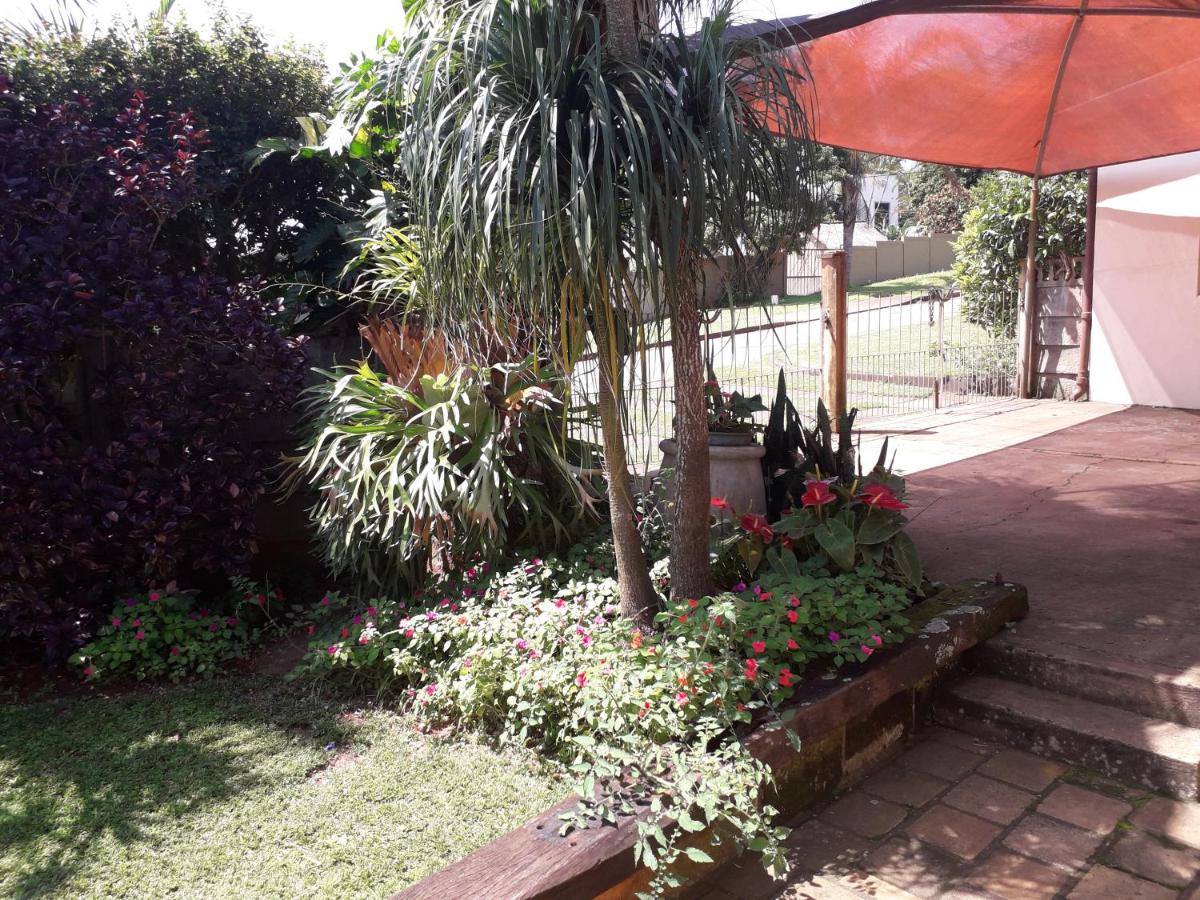 Zimmer mit Queensize-Bett und Gartenblick