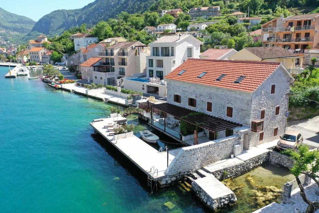 B&B Kotor - Waterfront Villa in Muo - Bed and Breakfast Kotor