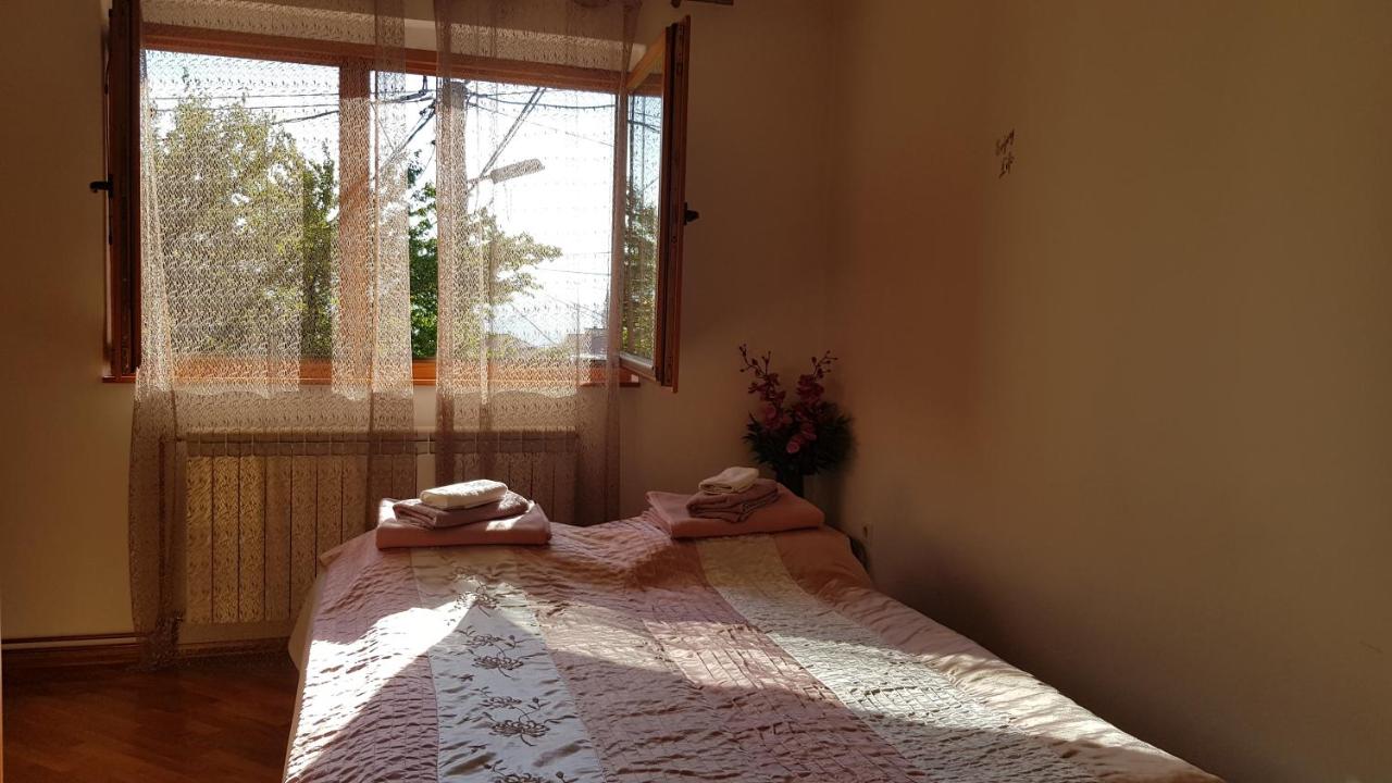 Apartman sa garažom i internetom - Chambres d’hôtes