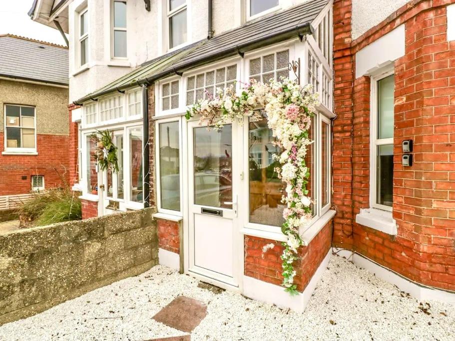 Homely 4 Bedroom large house inc FREE Parking - Great Location - Fast WiFi - Smart TV - sleeps up to 7! Close to Bournemouth & Poole Town Centre & Sandbanks - B&B