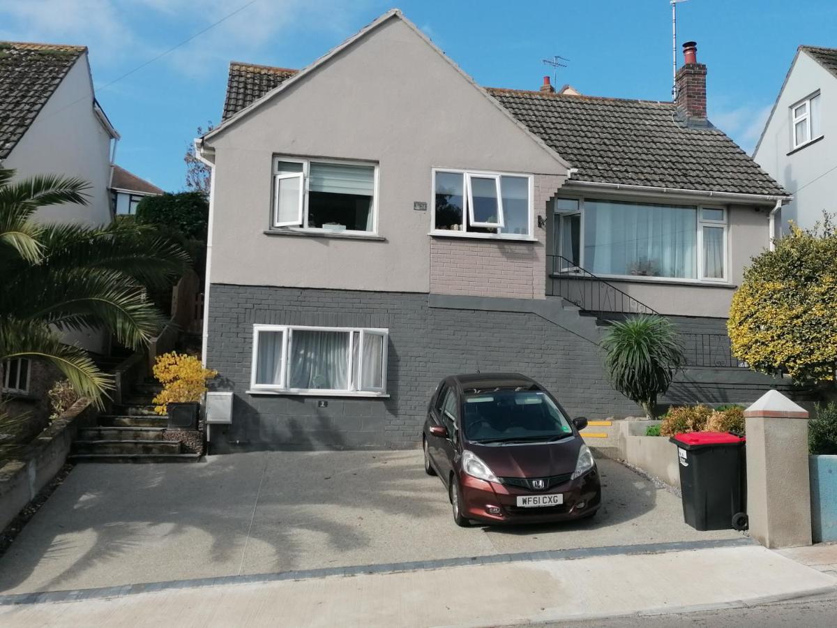 Port Side Brixham - Ideal seaside getaway - parking - wood-burner - dog friendly - B&B