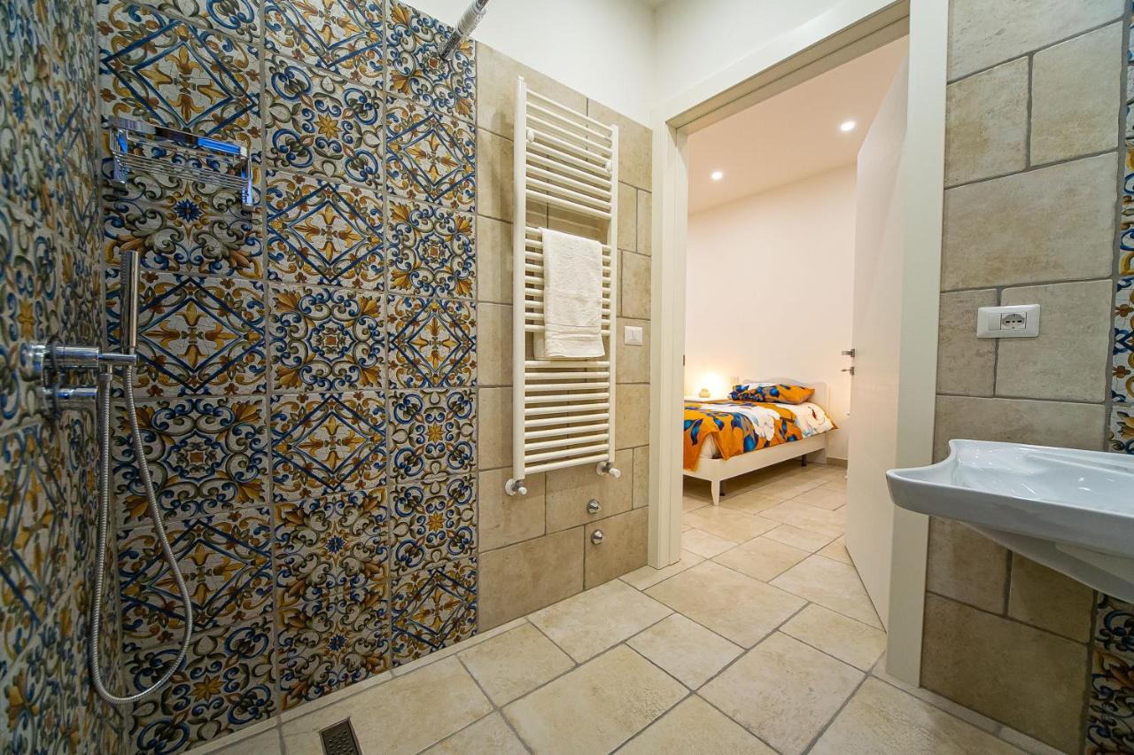 Habitación con cama extragrande y ducha a ras de suelo - Adaptada para personas con movilidad reducida