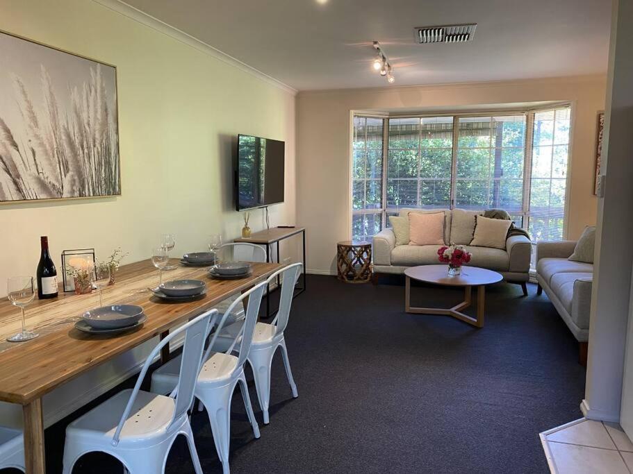 B&B Healesville - Yarra House - Comfortable 3 bedroom home close to everything! - Bed and Breakfast Healesville