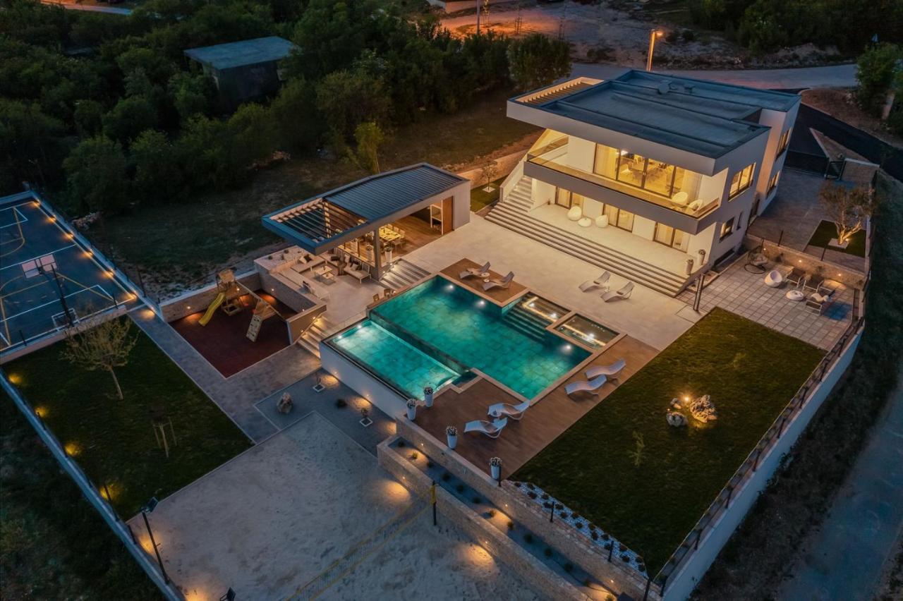 Luxury Villa Arya with 77sqm heated pool, hot-tub, sauna, gym, billiard, playgrounds, 6 bedroom - B&B Bajagić