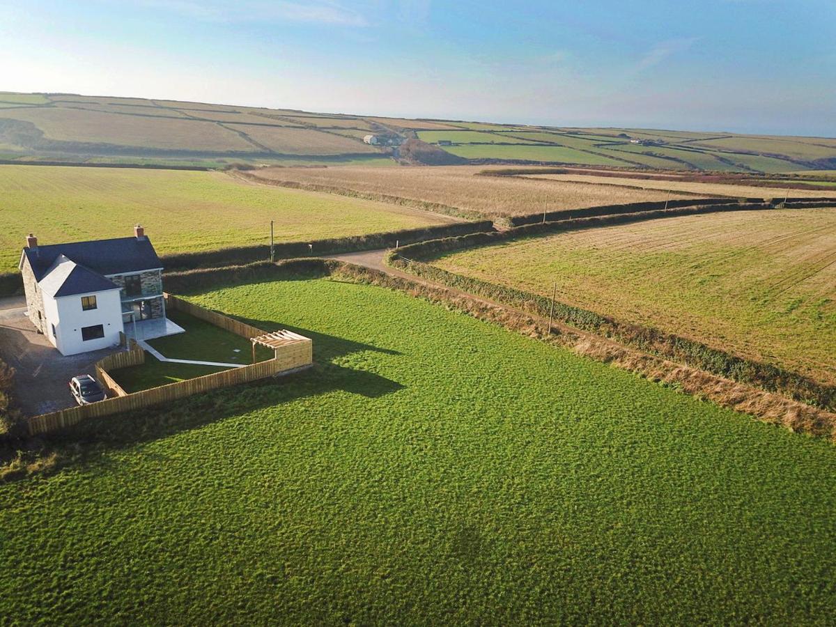 Stunning home, sea views, walk to beach - B&B