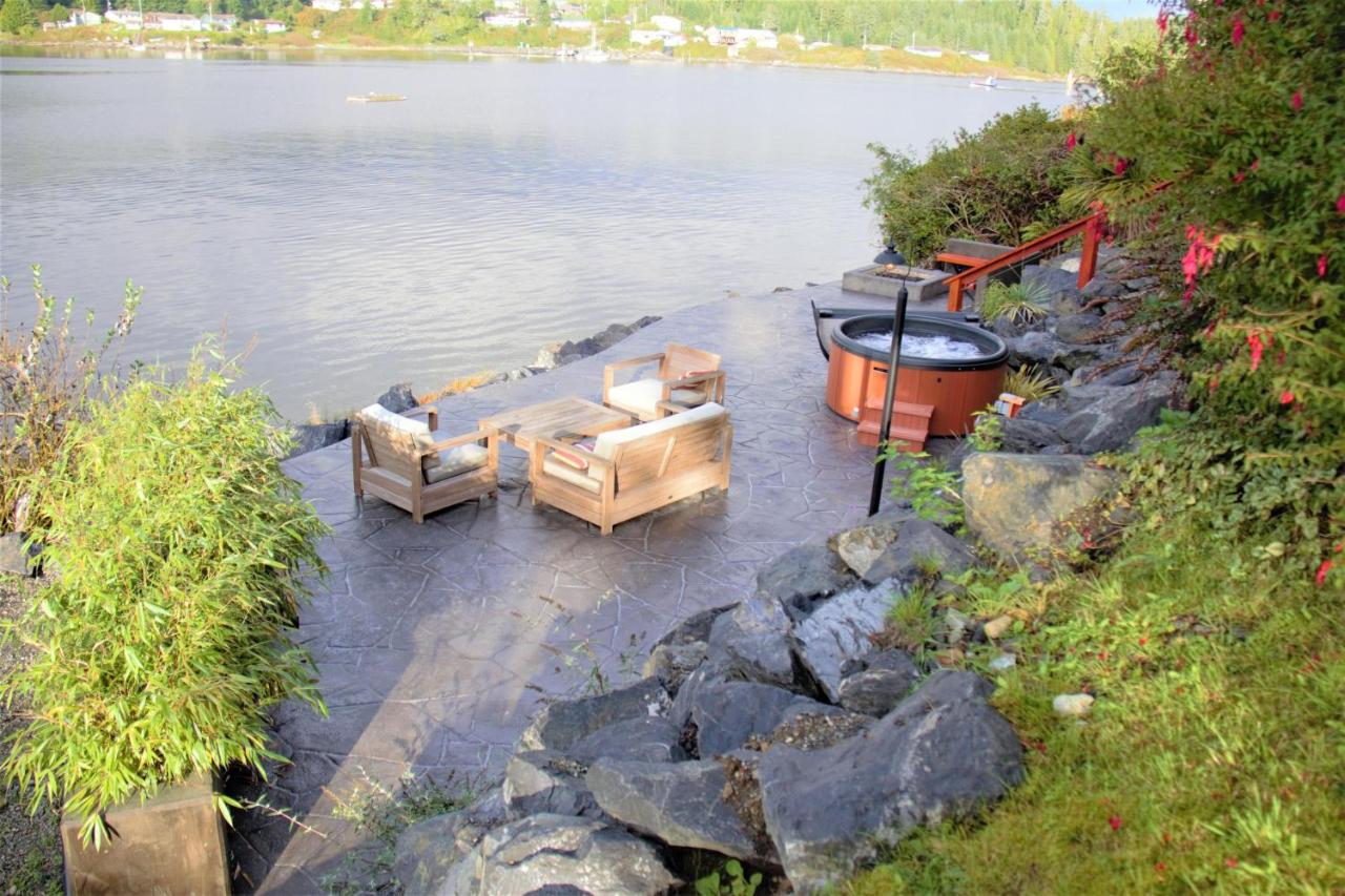 B&B Ucluelet - Salt Loft - Oceanfront, Hot Tub And Firepit! - Bed and Breakfast Ucluelet