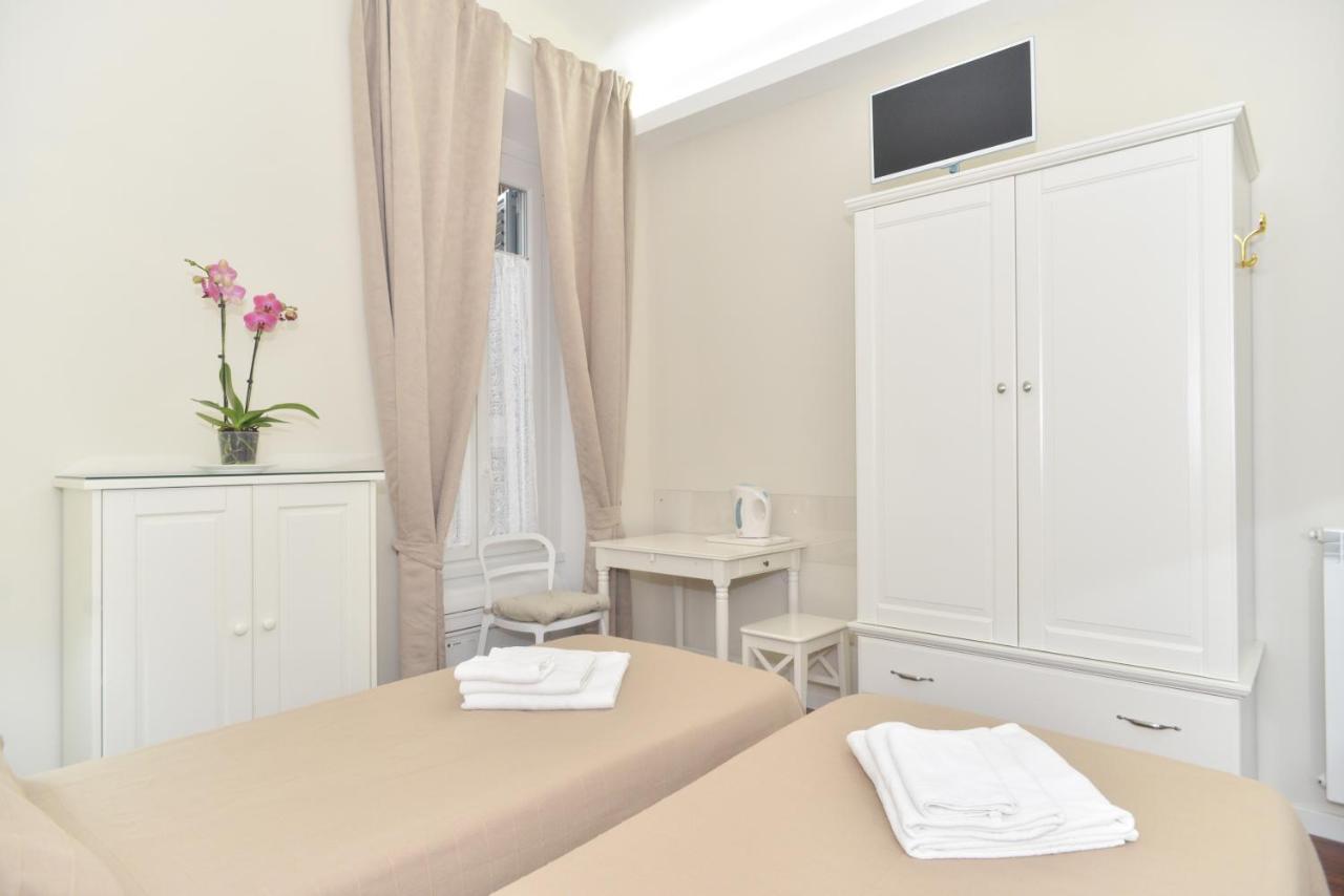 Camera Matrimoniale/Doppia con Letti Singoli con Bagno Privato