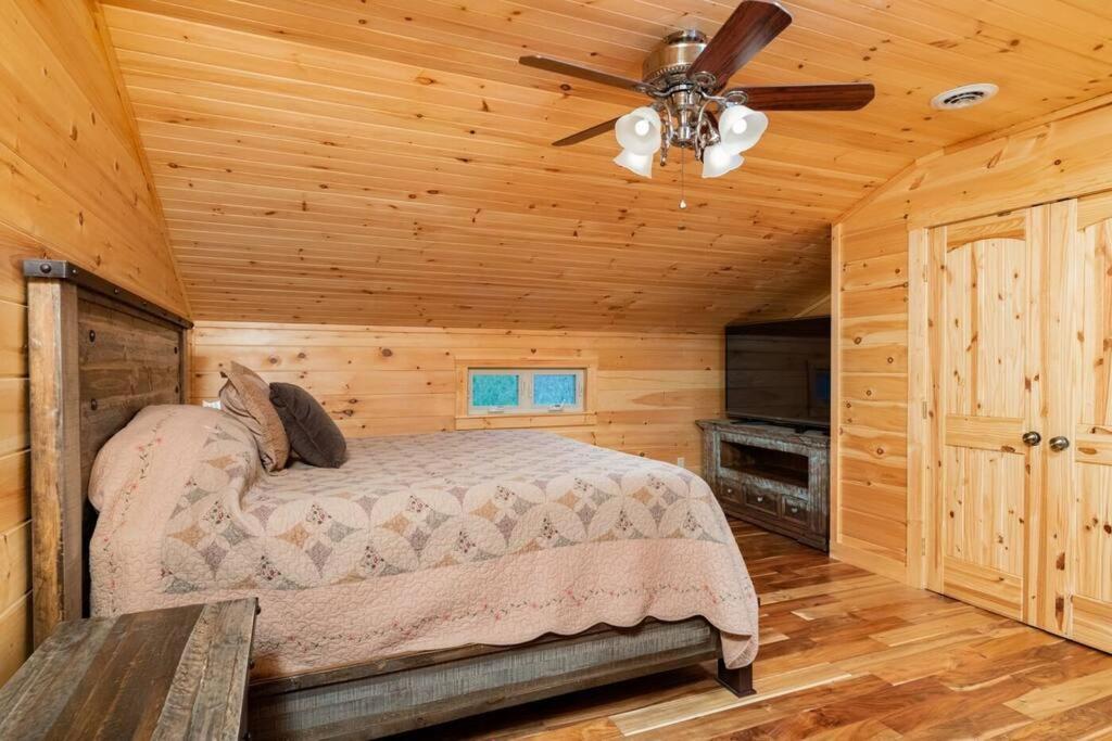 Smoke Rise Barn · Great Lake Front, Large Dock, 4bdrm, Pool Table - Ferienwohnung Dandridge