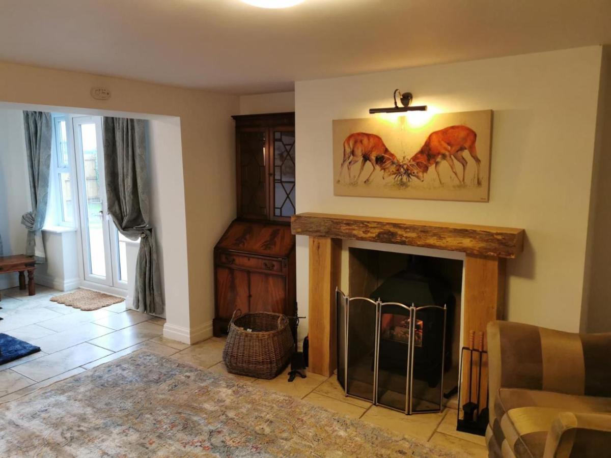 B&B Alford - Luxury Tranquil Cottage with Hot tub, Log burner and Jacuzzi Bath - Bed and Breakfast Alford