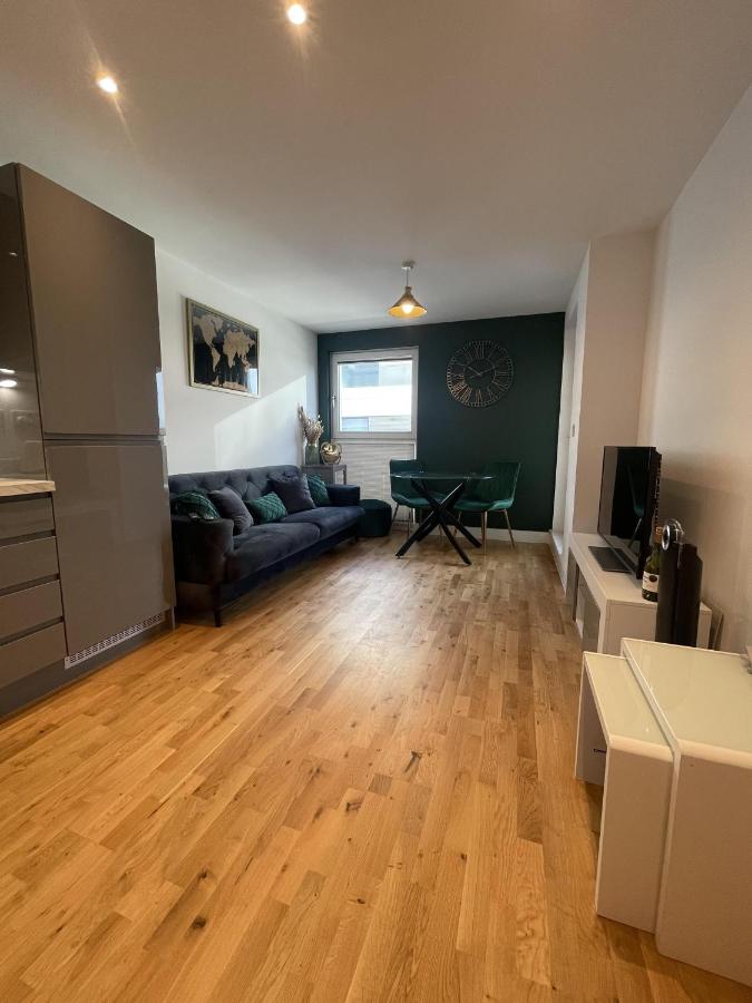 B&B Stevenage - Luxury 2 bedroom Apartment, large balcony with Views central based - Bed and Breakfast Stevenage