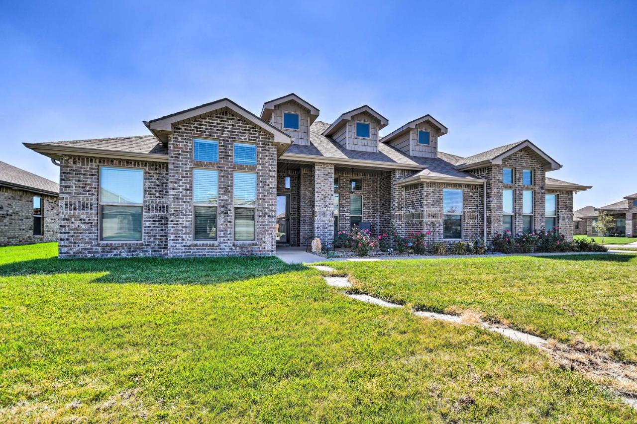 Modern Amarillo House with Fire Pit and Hot Tub! - B&B