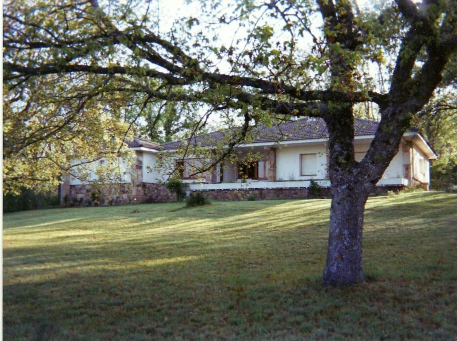 Derroñadas . Casa con enorme jardín y tenis. - Bed and Breakfast Derroñadas
