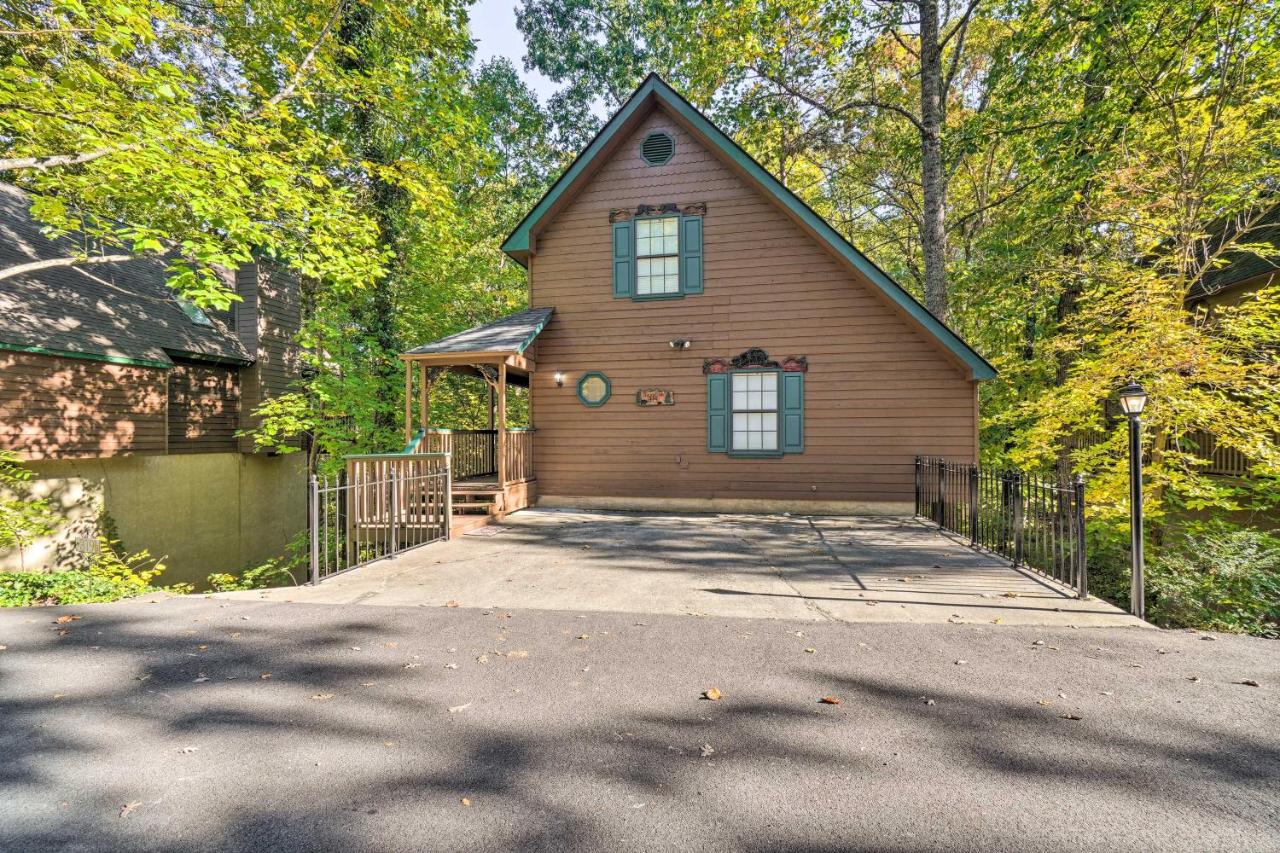 Picturesque Pigeon Forge Cabin with Mountain Views - Chambres d’hôtes Pigeon Forge