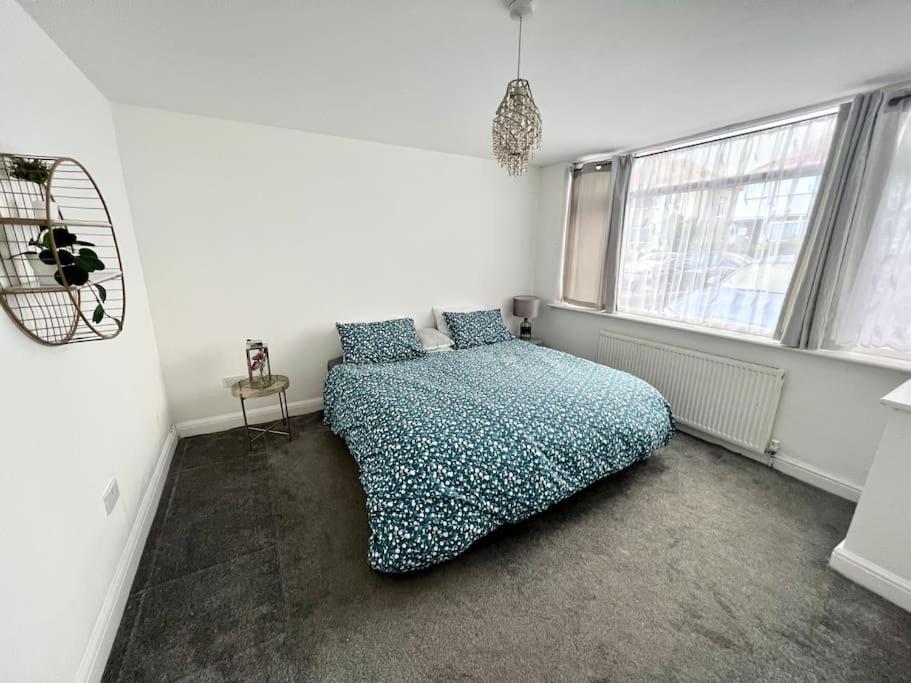 Modern 2 bed close to mall with parking & garden - B&B Golders Green