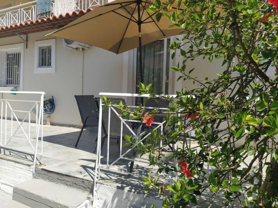 Παραλιακό διαμέρισμα με αυλή - B&B Gythio