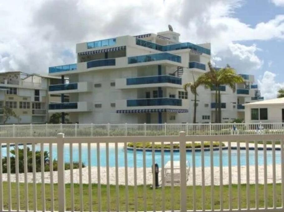 Beautiful beachside apartment w/ terrace, balcony. - B&B