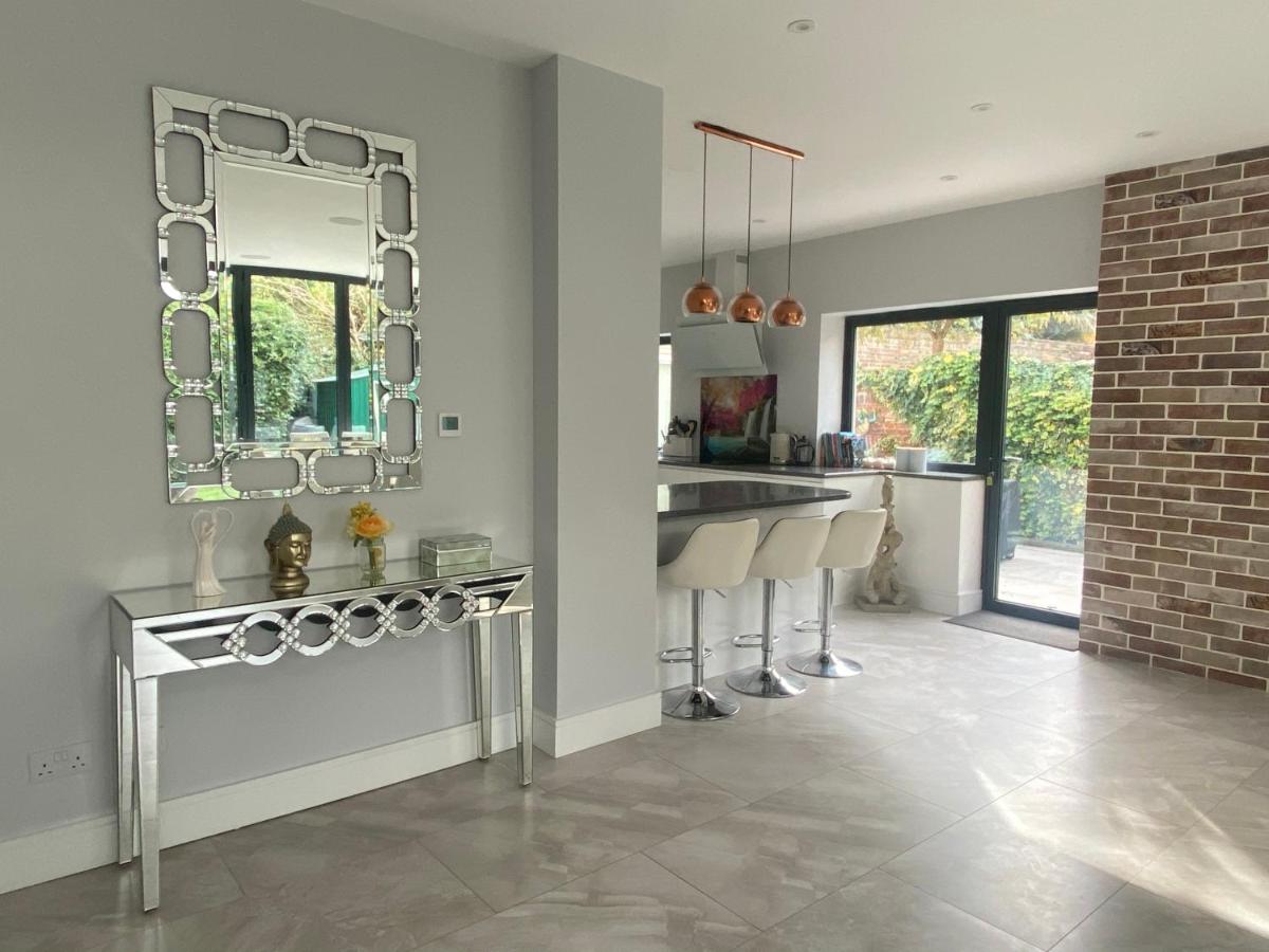 Stunning 4 bedroom house in Surrey Minimum stay 6 nights - Ferienwohnung Sunbury-on-Thames
