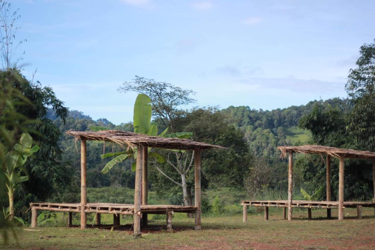 Tienda de campaña con vistas al lago