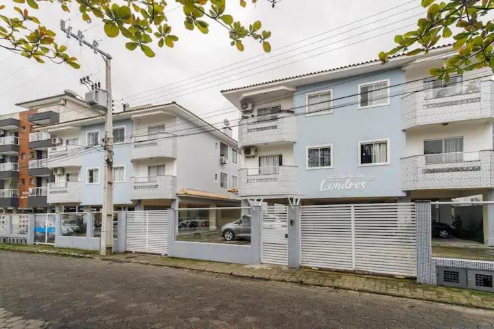 Self Check-in Wi-fi , 2 Garagens, Home-Officce, Ar Quente e Frio - B&B Florianópolis