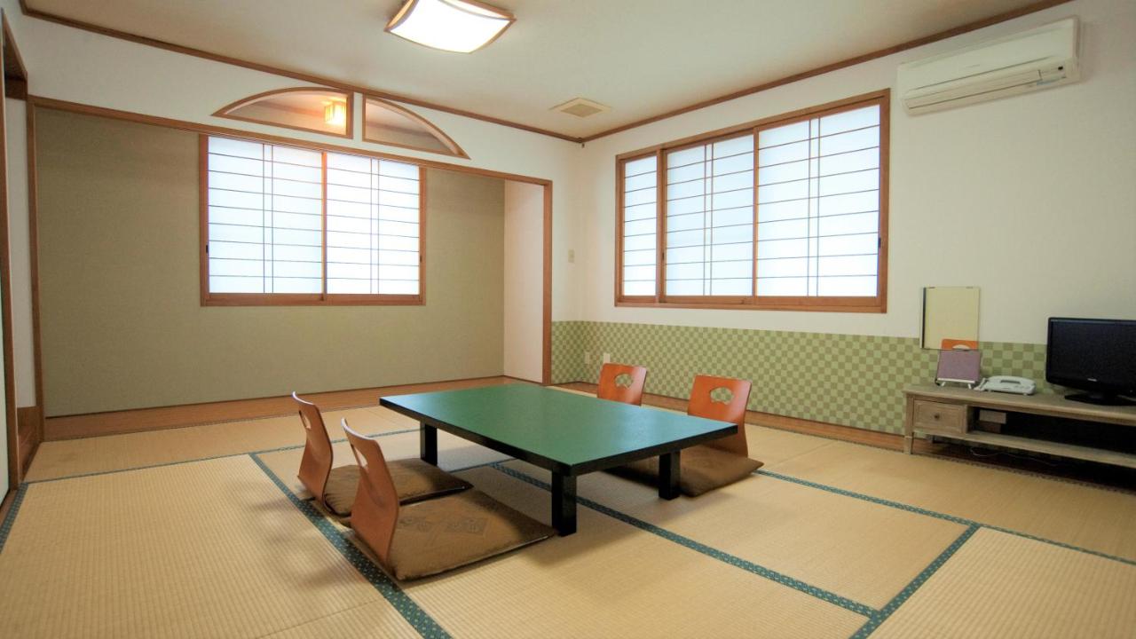 Zimmer im japanischen Stil mit Gemeinschaftsbad