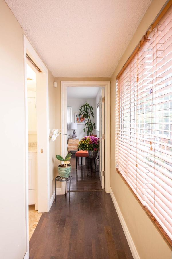 Overlooking Marina del Rey sailboats, is Green Ginger Playa Del Rey on the bluff, - B&B Los Angeles
