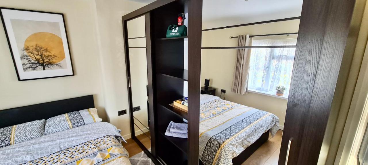 Habitación con cama extragrande.