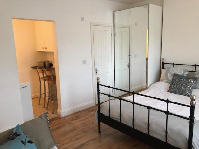 B&B Cranford - Self-contained Studio near Heathrow - 77VFR1 - Bed and Breakfast Cranford