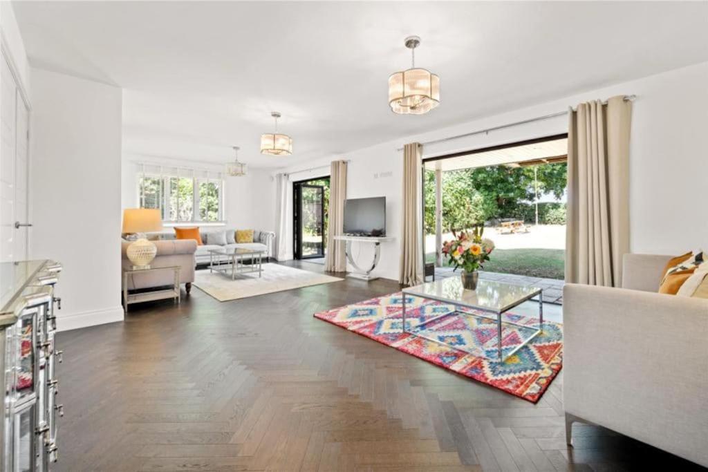 Hampshire gated home in exclusive location - B&B