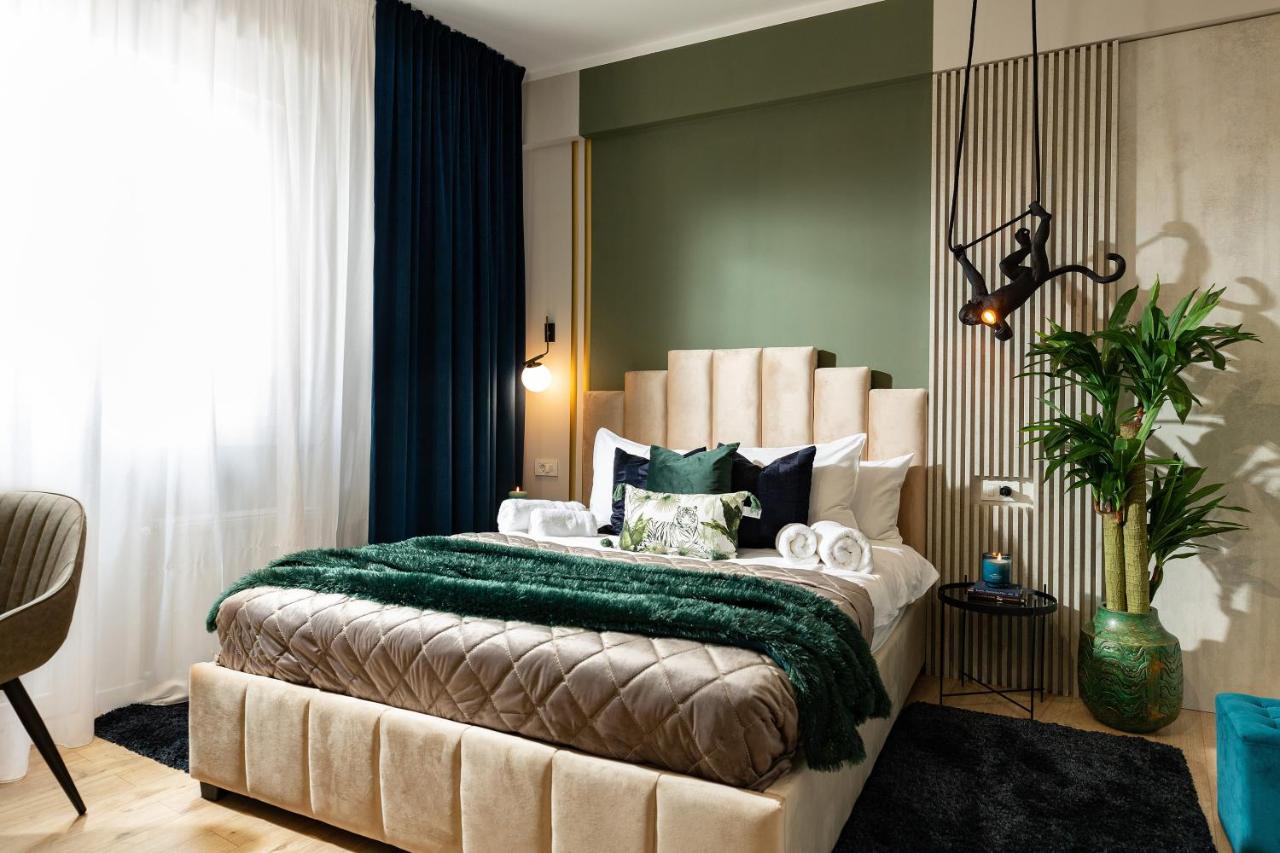 Qult - Monkey Business - B&B Bucarest