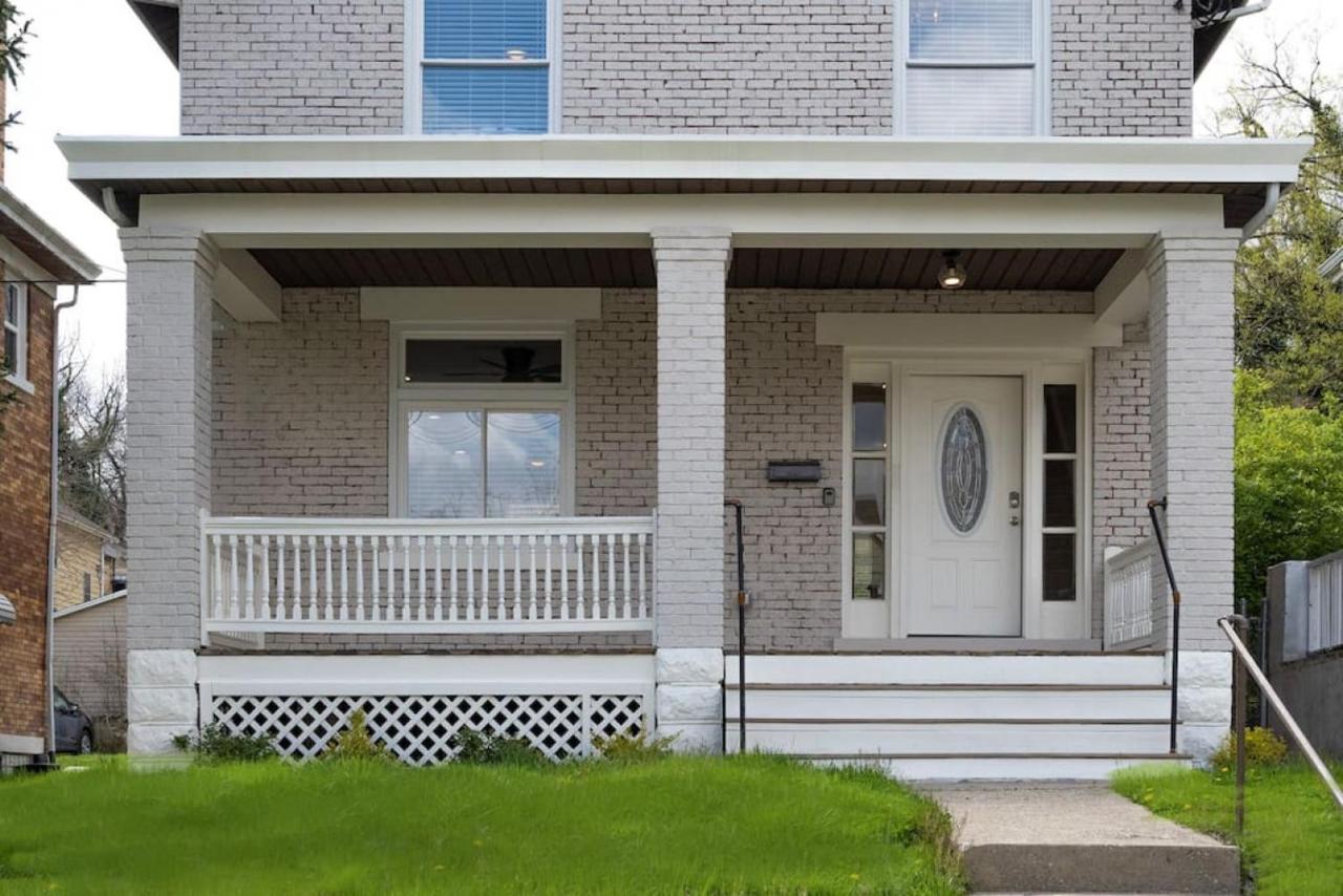 Deluxe 4-Bedroom w Huge Deck 3-Min to Downtown - B&B
