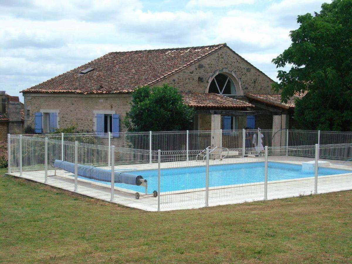 Gîte Charentais avec Piscine Chauffée, Jardin, Equip. Bébé et Recharge Électrique - Proche Périgord - FR-1-653-7 - B&B