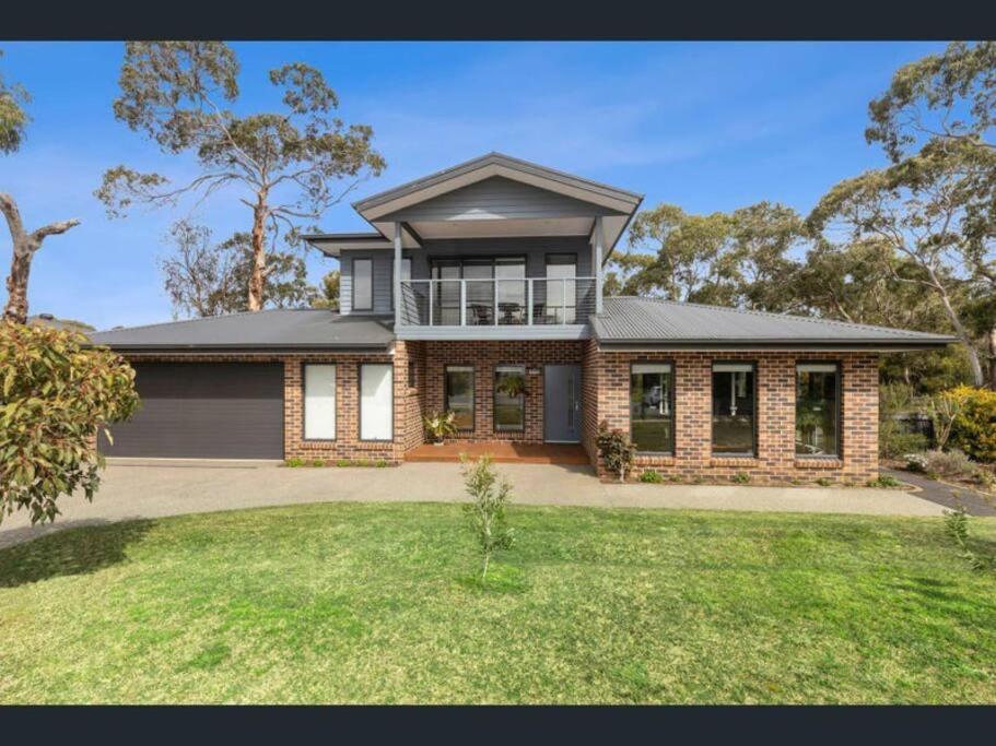 Yellow Gum Family Retreat - With heaps of room for a boat! - B&B