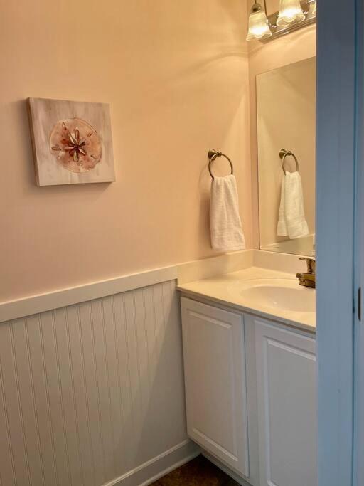 3 Bedroom Condo, Ocean Views & Short Walk to Beach! - B&B Oak Island