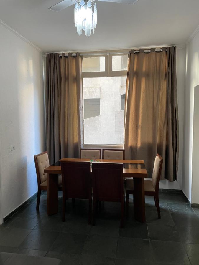 Apartamento na praia com estacionamento Pé na areia Guarujá - Bed and Breakfast Guarujá