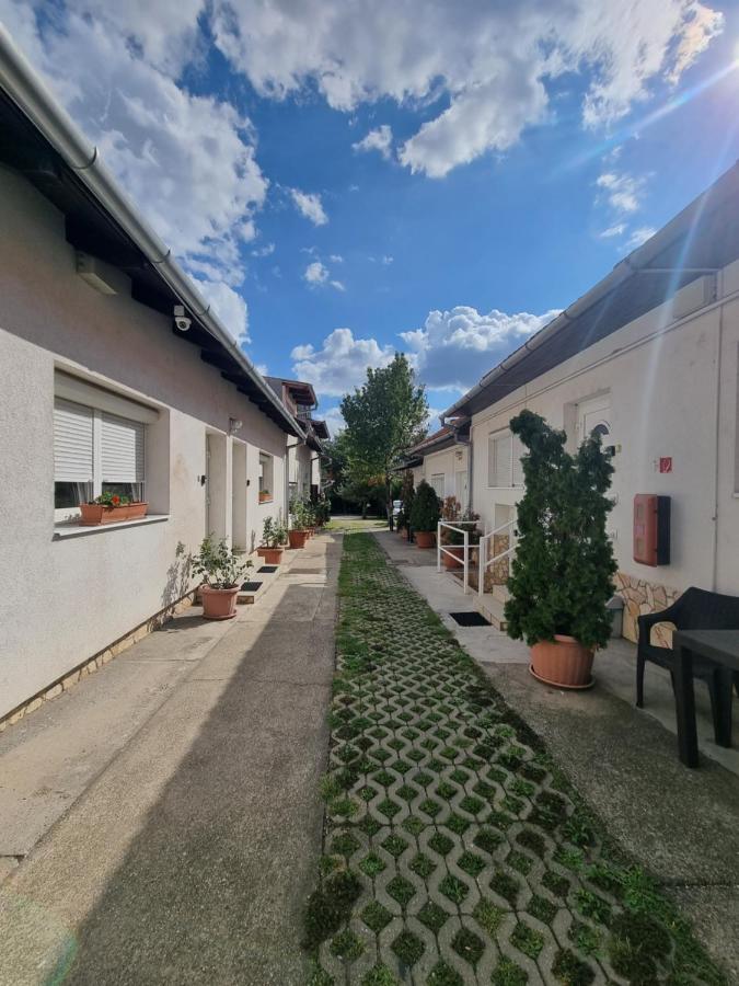Hungaria Apartments - Bed and Breakfast Pécs