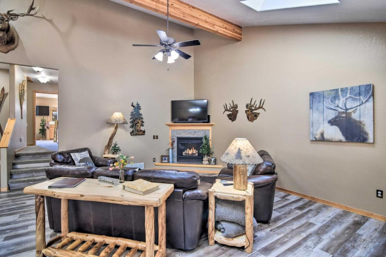 Family-Friendly Home w/ Hot Tub: 1 Mi to Dtwn - Chambres d'hôtes Estes Park