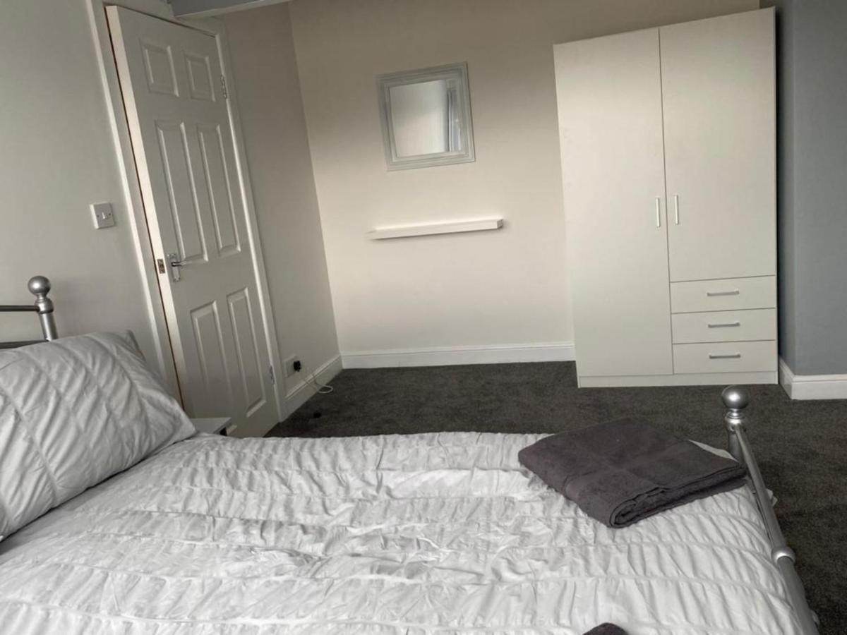 Cheerful 3 bedroom Townhouse - Chambres d’hôtes Leeds