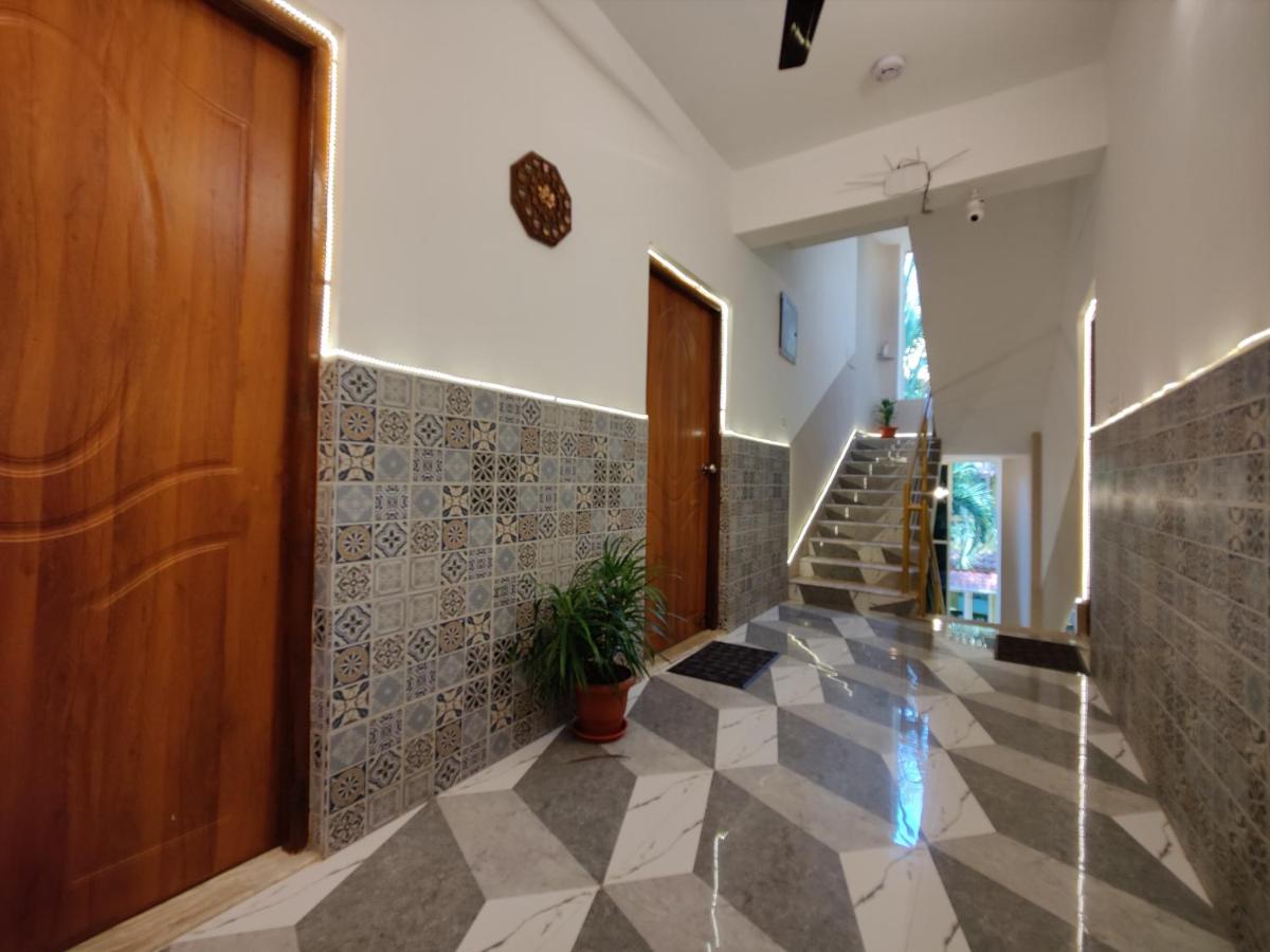 Habitación con cama grande y balcón