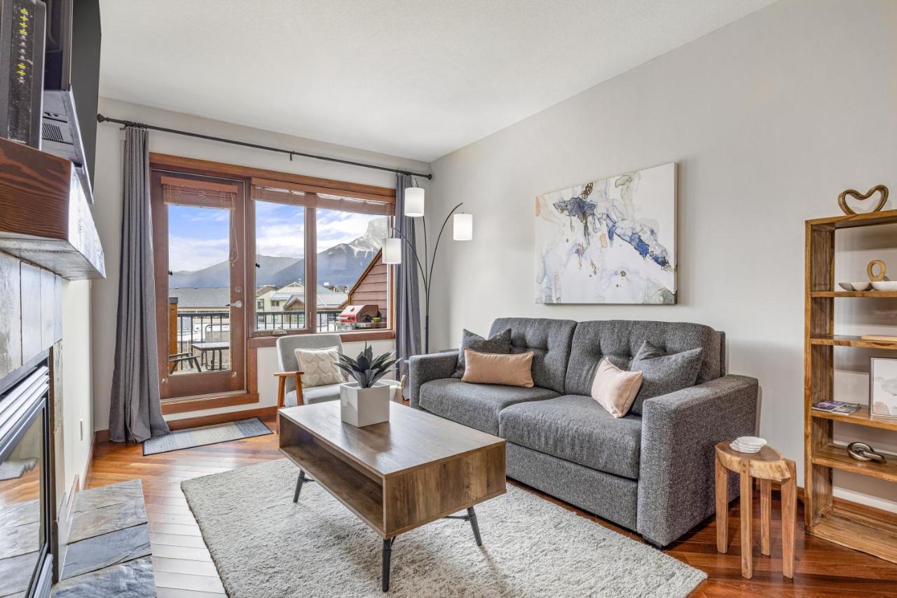 B&B Canmore - Alluring Mountain View Condo -Right In The Heart Of Downtown!! Hosted by Fenwick Vacation Rentals - Bed and Breakfast Canmore