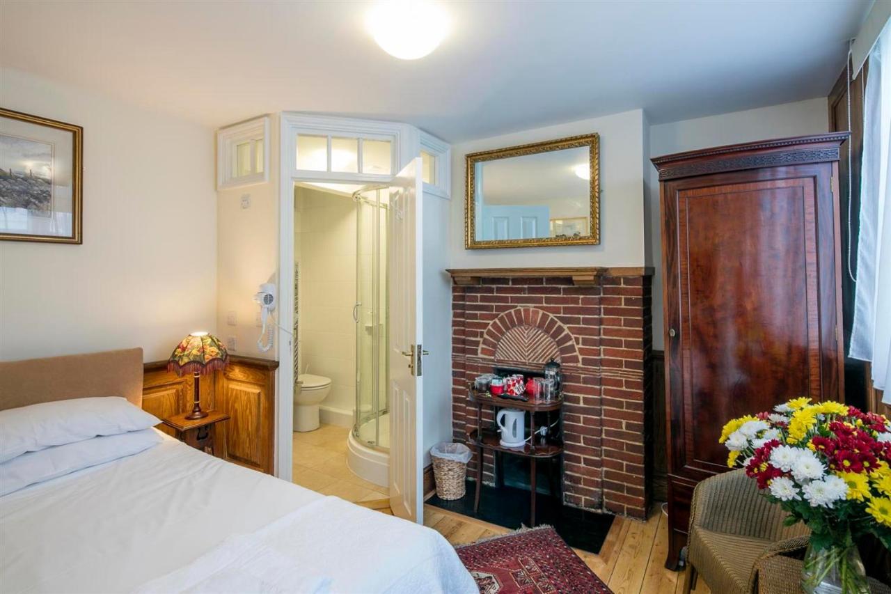 Ground Floor Double Room with Ensuite & Street view