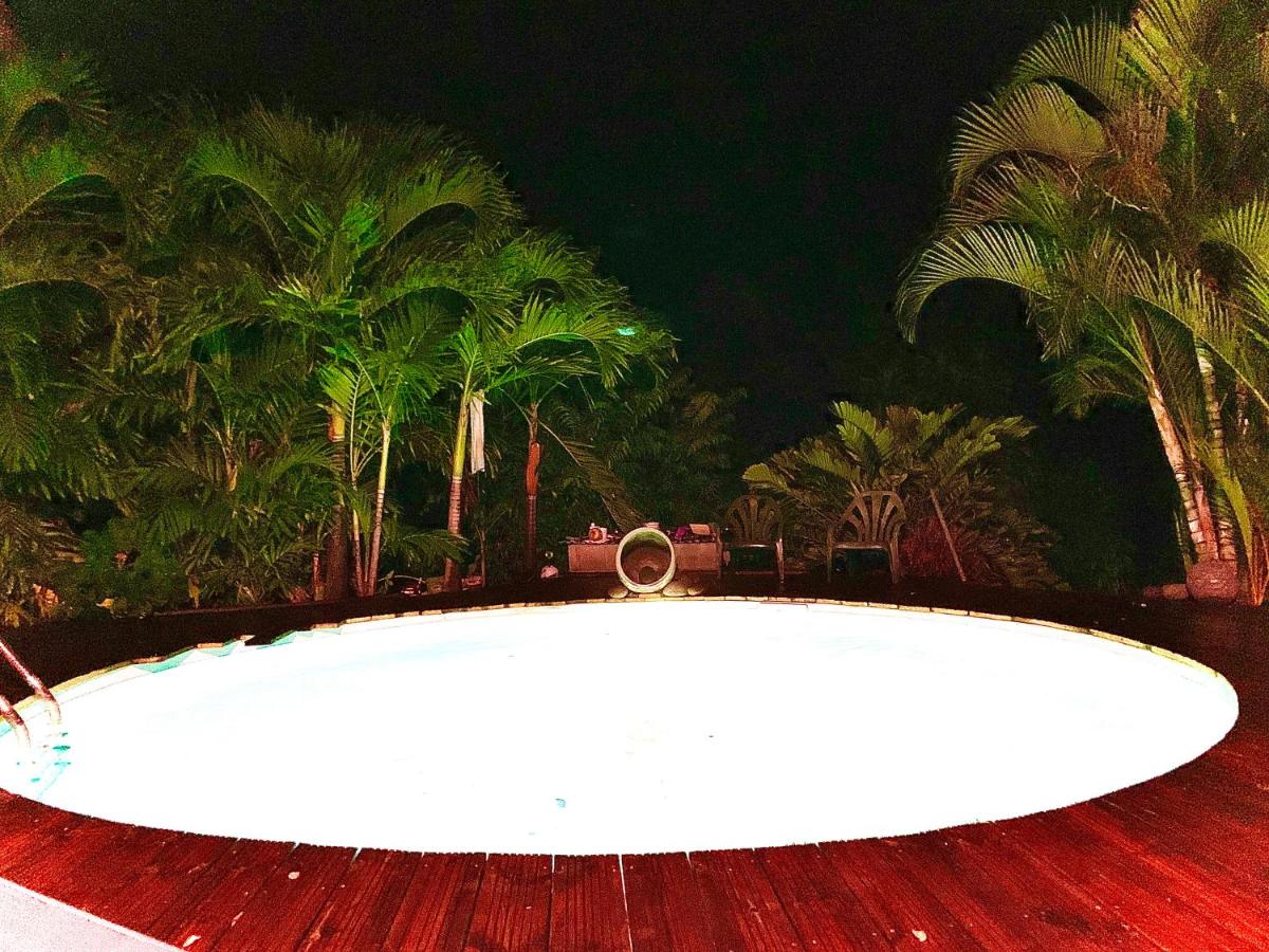 LODGE PAMPLEMOUSSE avec PISCINE privative , dans parc calme à 500 m plage - Bed and Breakfast