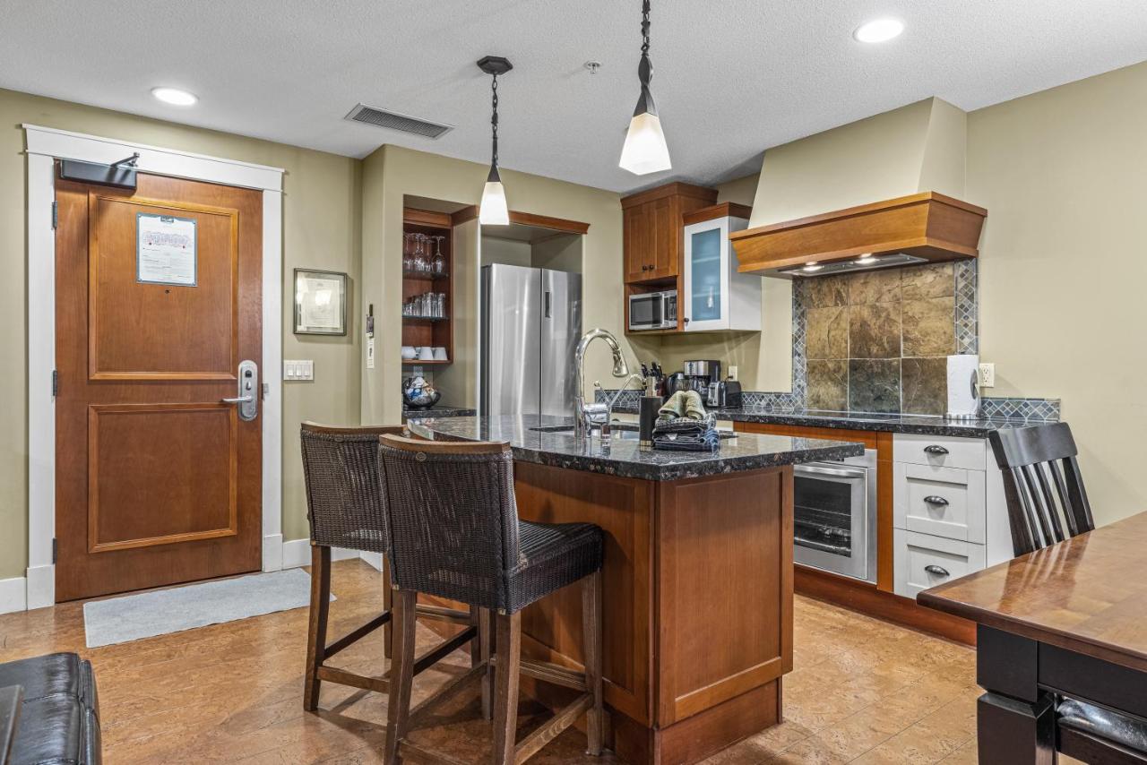 Sophisticated MTN 2 Bedroom Pool Hot Tub managed by Little Sister Getaways - B&B Canmore