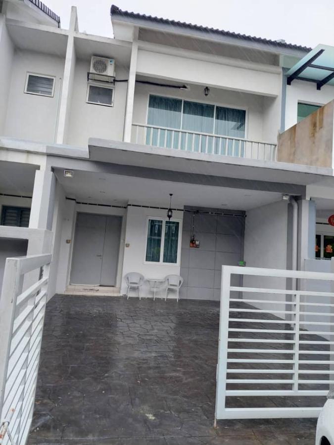 Flora Homestay Jenjarom, Banting,Telok Panglima Garang - B&B