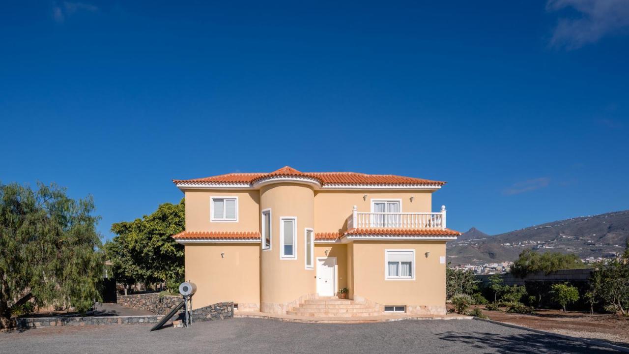 Modern Villa with private pool and mountain views - B&B
