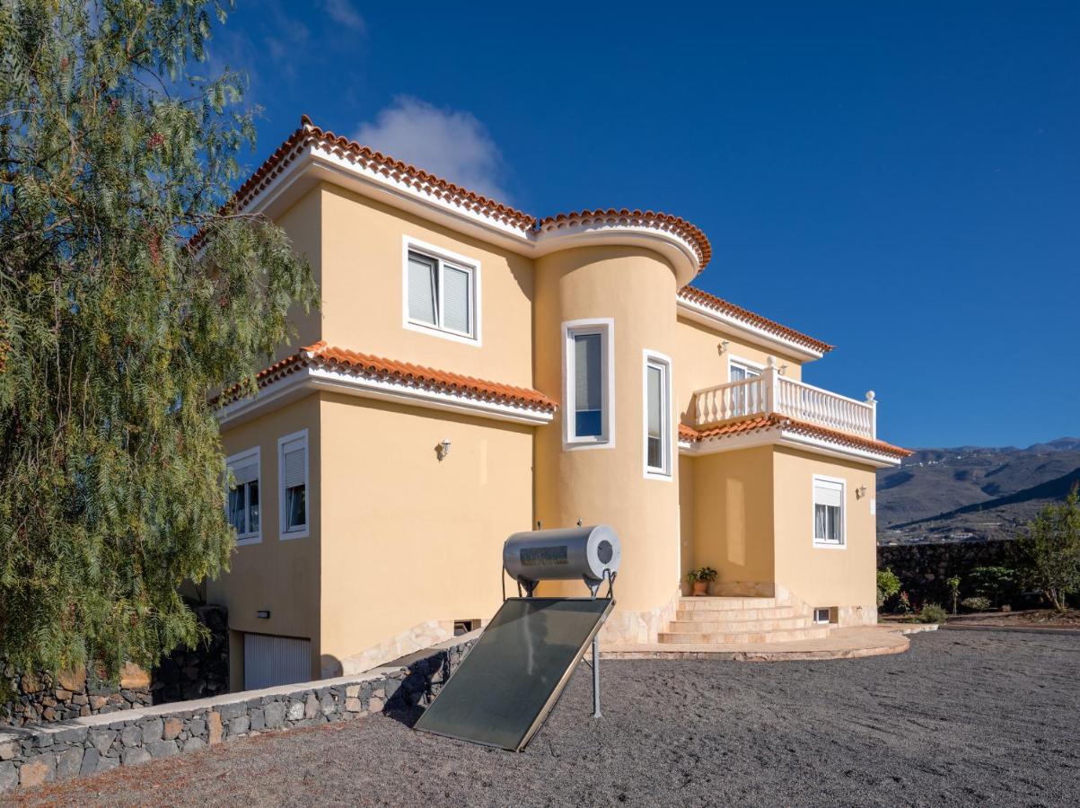 Modern Villa with private pool and mountain views - B&B Arona