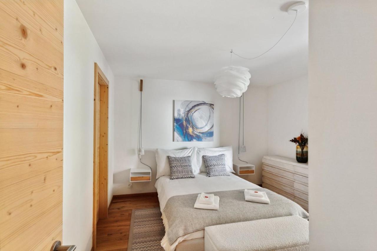 Apartment with Mountain View