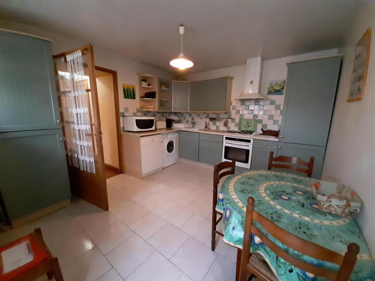 Gîte cosy avec 3 chambres, cour privée, baby-foot et internet, équipements bébé inclus, animaux permis - B&B Jauldes