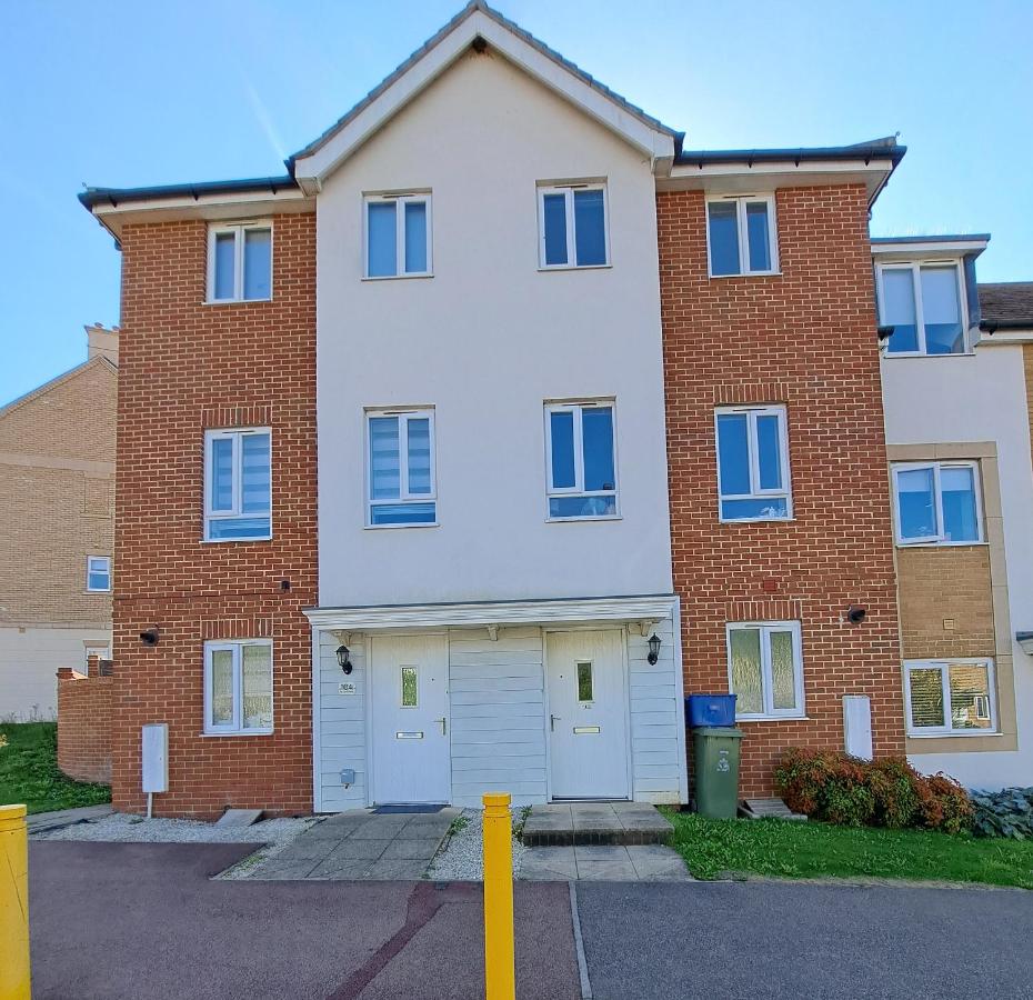 4BR Contractor Town House 2.5bathrooms, 2 free parking spaces managed by Chique Properties - B&B