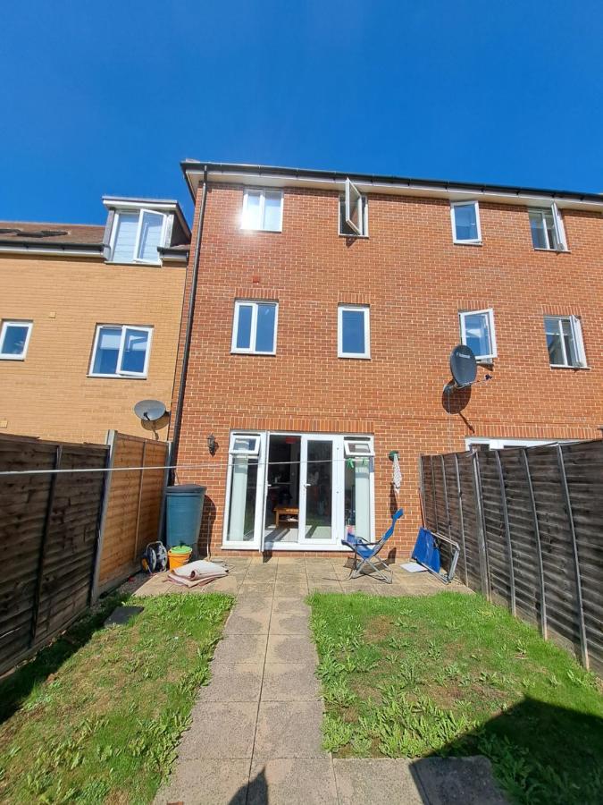 4BR Contractor Town House 2.5bathrooms, 2 free parking spaces managed by Chique Properties - Bed and Breakfast Milton Keynes