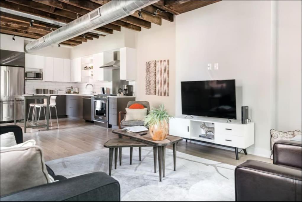 RUSTIC BEAUTY/ Walk to TQL Stadium/ Market/ - B&B